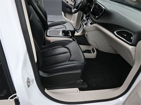 Used 2024 Chrysler Pacifica Touring-L image 12