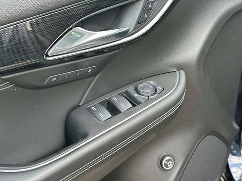 Used 2021 Buick Envision Essence FWD image 16