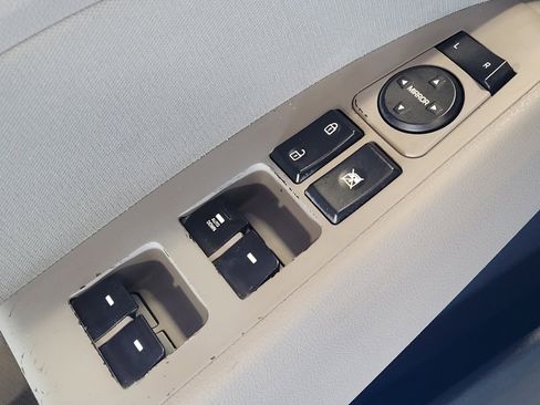 Used 2017 Hyundai Elantra SE image 27