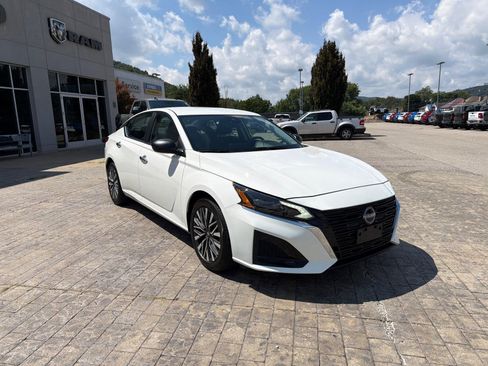 Used 2025 Nissan Altima 2.5 SV FWD image 2