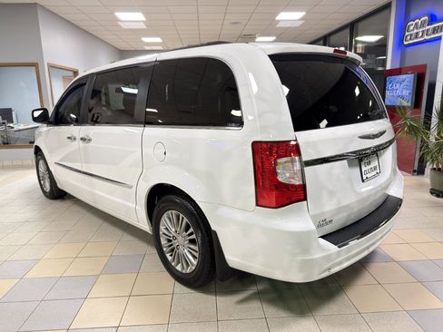 Used 2016 Chrysler Town & Country Touring-L image 15