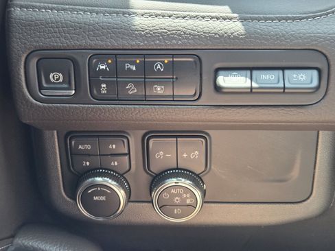 Used 2024 GMC Yukon XL Denali AWD/4WD image 21