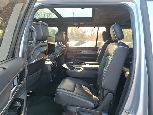 Used 2022 Jeep Grand Wagoneer Series II AWD/4WD image 10