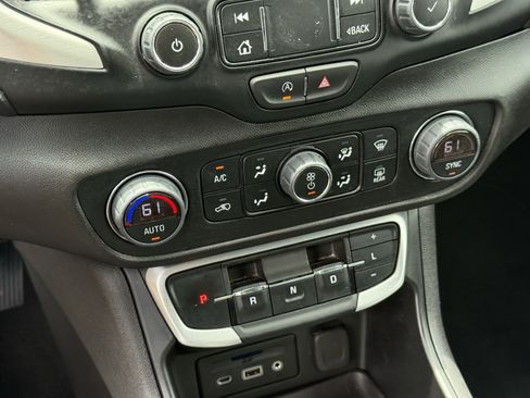 Used 2024 GMC Terrain SLT AWD/4WD image 22