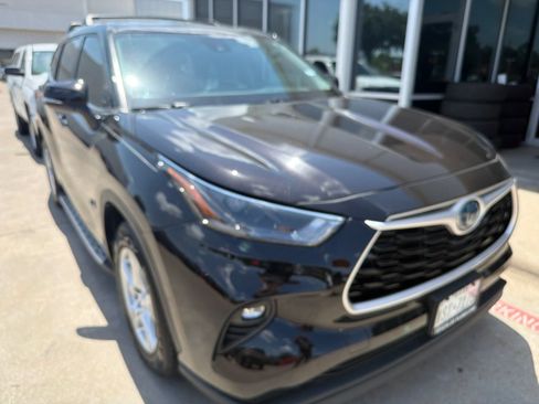 Used 2022 Toyota Highlander LE FWD image 3