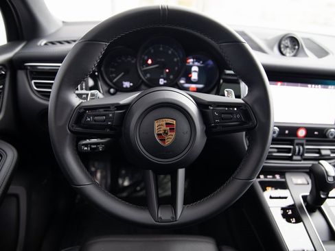 Certified 2025 Porsche Macan image 23