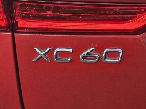 Used 2018 Volvo XC60 T8 R-Design image 11