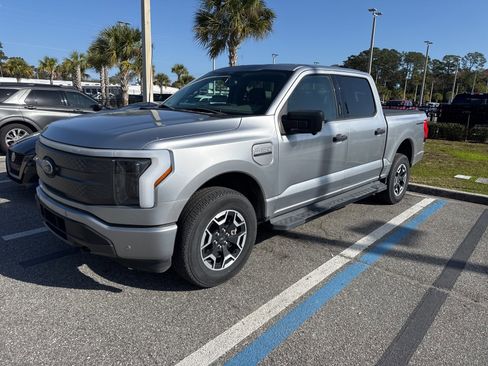 Used 2022 Ford F150 Lightning XLT image 2
