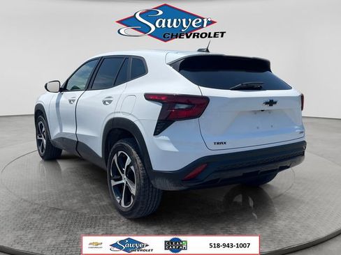 Certified 2024 Chevrolet Trax RS FWD image 3