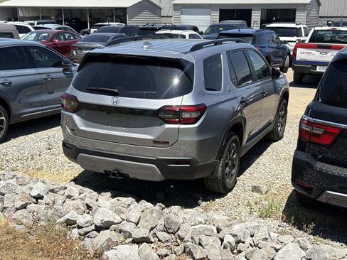Used 2025 Honda Pilot TrailSport image 4