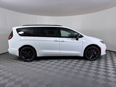 New 2026 Chrysler Pacifica Select w/ S Appearance Package AWD/4WD image 15