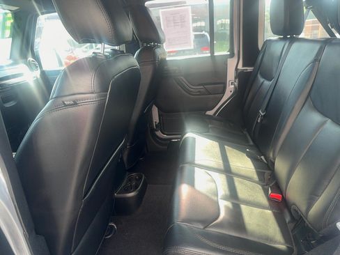 Used 2017 Jeep Wrangler Unlimited Sahara AWD/4WD image 9