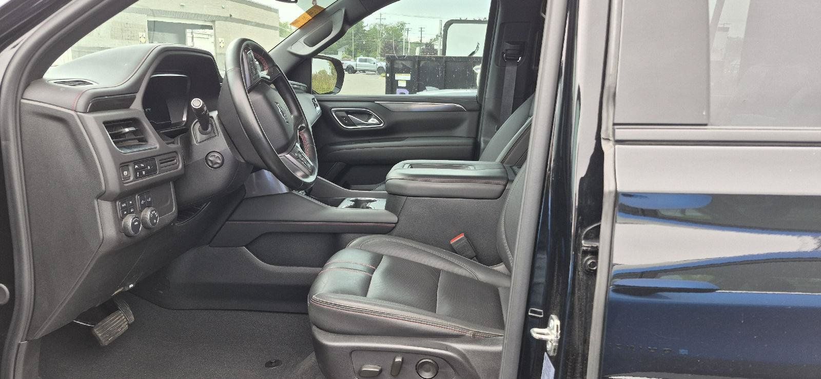 Used 2024 Chevrolet Suburban RST w/ Luxury Package AWD/4WD image 4