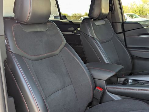 Used 2025 Ford Explorer ST image 29