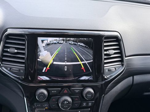 Used 2021 Jeep Grand Cherokee Laredo X image 12