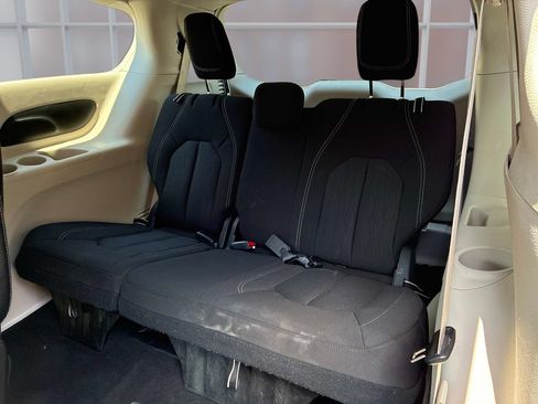 Used 2023 Chrysler Voyager LX FWD image 17