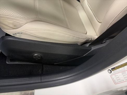 Used 2024 Mercedes-Benz GLC 300 4MATIC image 12