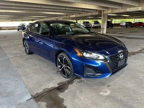 Used 2023 Nissan Altima 2.5 SR w/ SR Premium Package AWD/4WD image 2