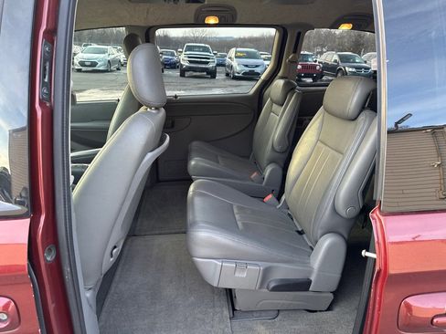 Used 2007 Chrysler Town & Country Touring image 12