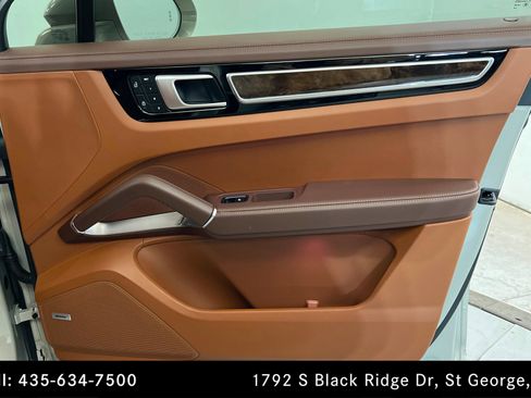 Used 2022 Porsche Cayenne Turbo AWD/4WD image 23