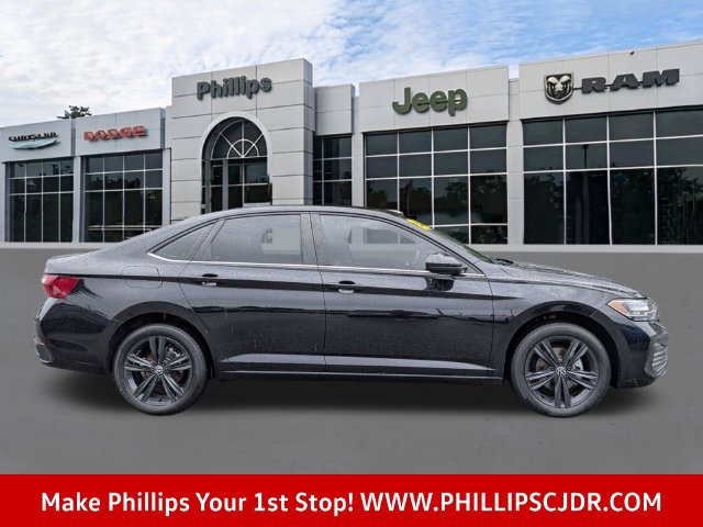 Used 2023 Volkswagen Jetta SE FWD image 2