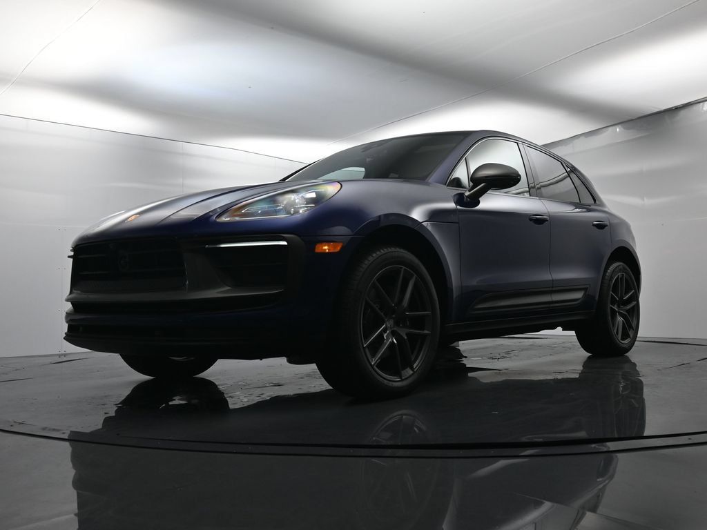 Certified 2025 Porsche Macan AWD/4WD image 44
