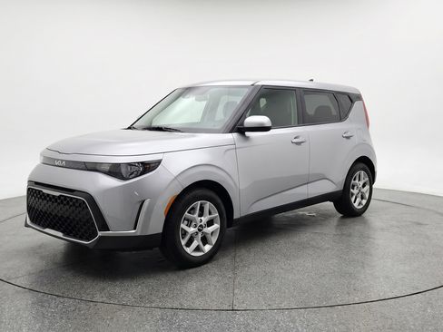 Used 2025 Kia Soul LX w/ LX Technology Package FWD image 3