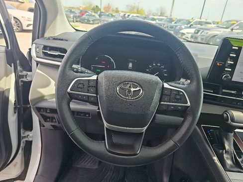 Used 2024 Toyota Sienna XLE AWD/4WD image 15