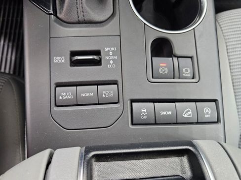 Used 2021 Toyota Highlander LE image 24