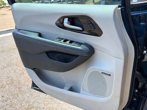 Used 2022 Chrysler Pacifica Limited w/ Uconnect Theater Family Group AWD/4WD image 11