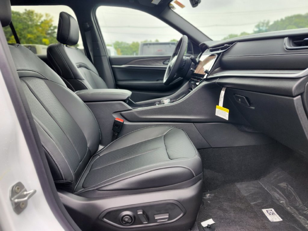 New 2026 Jeep Grand Cherokee Limited AWD/4WD image 11