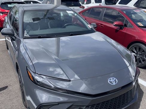 Used 2025 Toyota Camry SE image 12