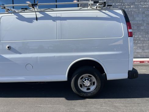 Used 2018 Chevrolet Express 2500 w/ Driver Convenience Package RWD image 18