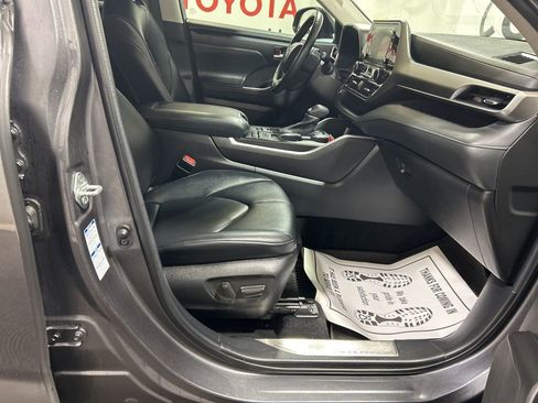 Used 2022 Toyota Highlander XLE image 13