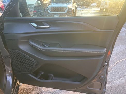 New 2025 Jeep Grand Cherokee Altitude image 10