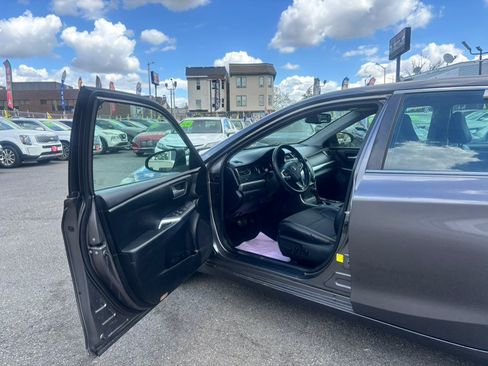 Used 2016 Toyota Camry SE w/ Moonroof Package FWD image 11