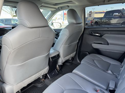 Used 2022 Toyota Highlander XLE image 33