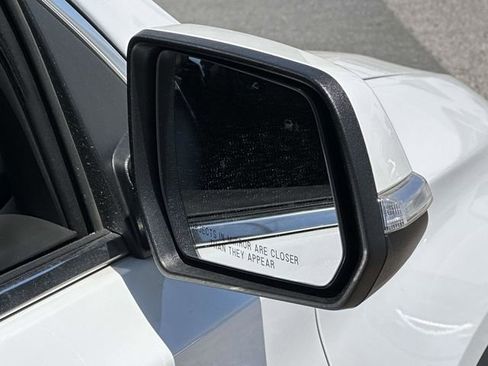 Used 2023 Chevrolet Traverse LT FWD image 28