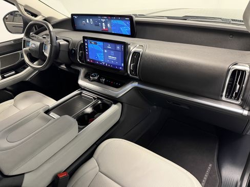 Used 2025 Ford Expedition Platinum image 25