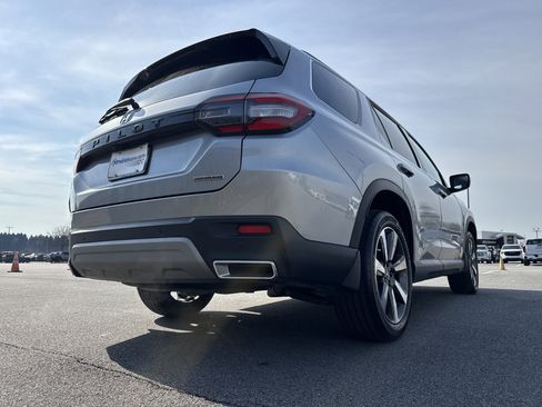 Used 2024 Honda Pilot Touring image 10
