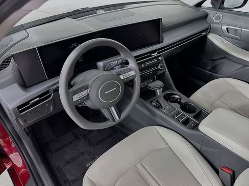 Used 2025 Hyundai Sonata SE FWD image 2