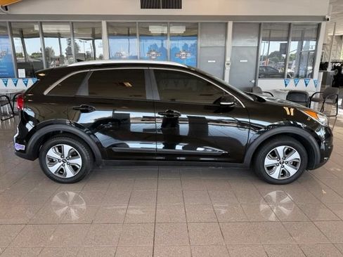 Used 2019 Kia Niro EX FWD image 2
