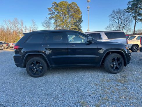 Used 2018 Jeep Grand Cherokee Laredo image 4