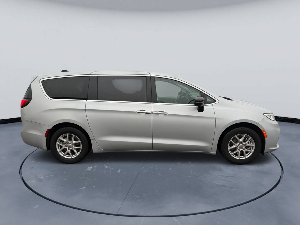 Used 2024 Chrysler Pacifica Touring-L FWD image 2