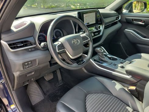 Used 2025 Toyota Highlander XSE AWD/4WD image 16