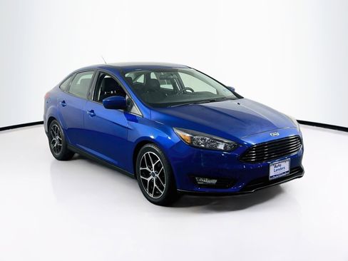 Used 2018 Ford Focus SE w/ SE Appearance Package FWD image 3