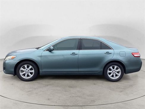 Used 2011 Toyota Camry LE image 2