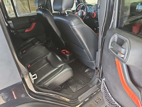 Used 2015 Jeep Wrangler Unlimited Rubicon w/ Connectivity Group AWD/4WD image 11