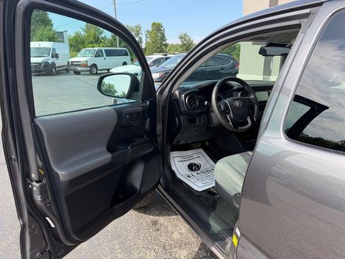 Used 2019 Toyota Tacoma SR AWD/4WD image 8