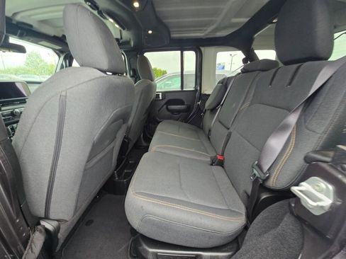 Used 2024 Jeep Wrangler Unlimited image 13
